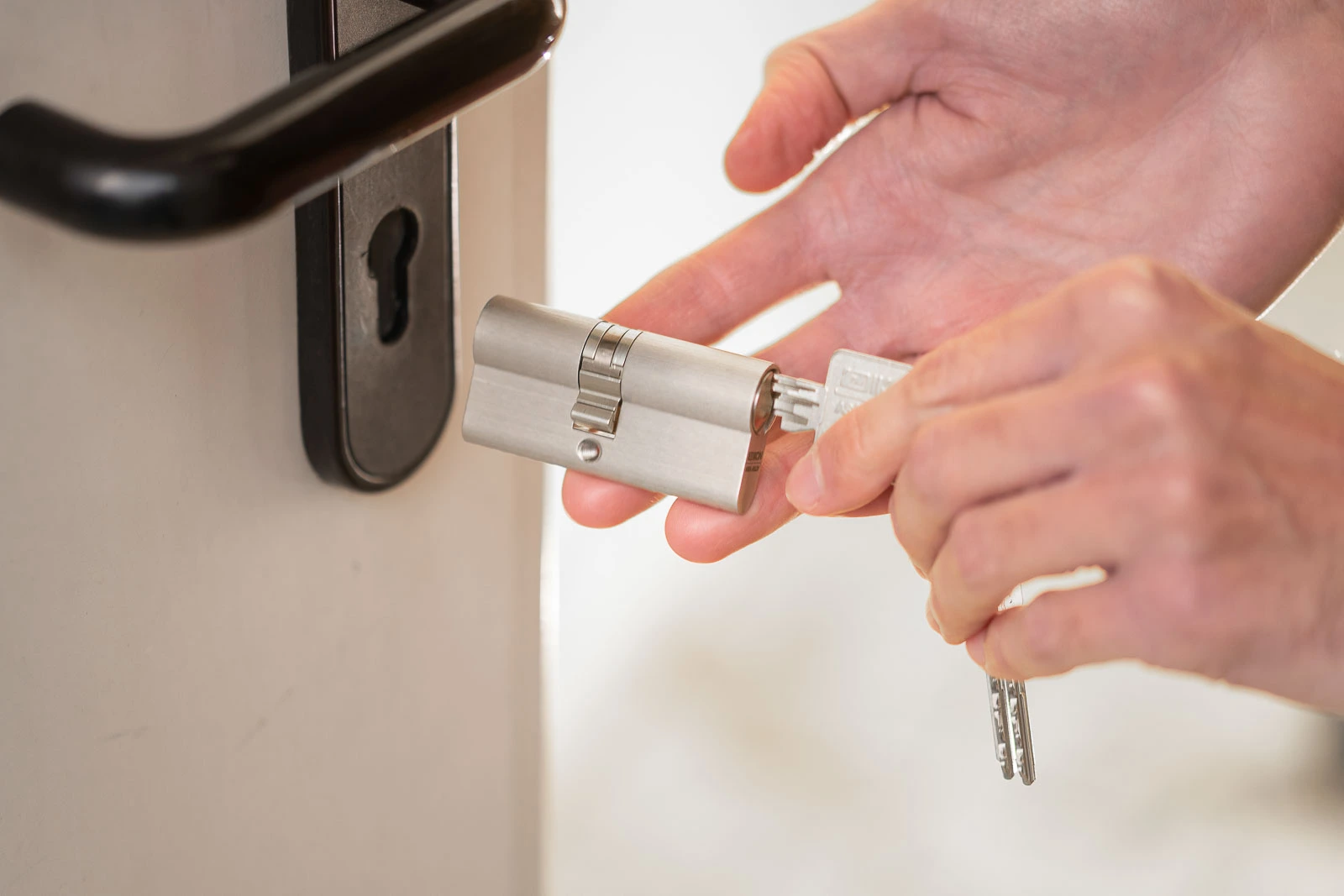 Einbruchschutz-Upgrade: Einbau eines neuen, sicheren Schließzylinders durch den Schlüsseldienst MT Schlossheld.